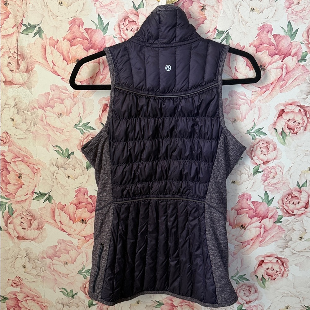 167-$55 *FREE SHIPPING* Lululemon Run: Turn Around Vest REVERSIBLE size 6 - Picture 4 of 6